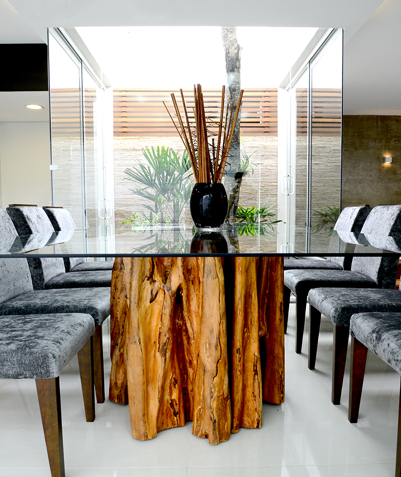 Detalhe de mesa executada com tronco de árvore - Área de lazer de Residência Cotinha Genro - Santiago/RS